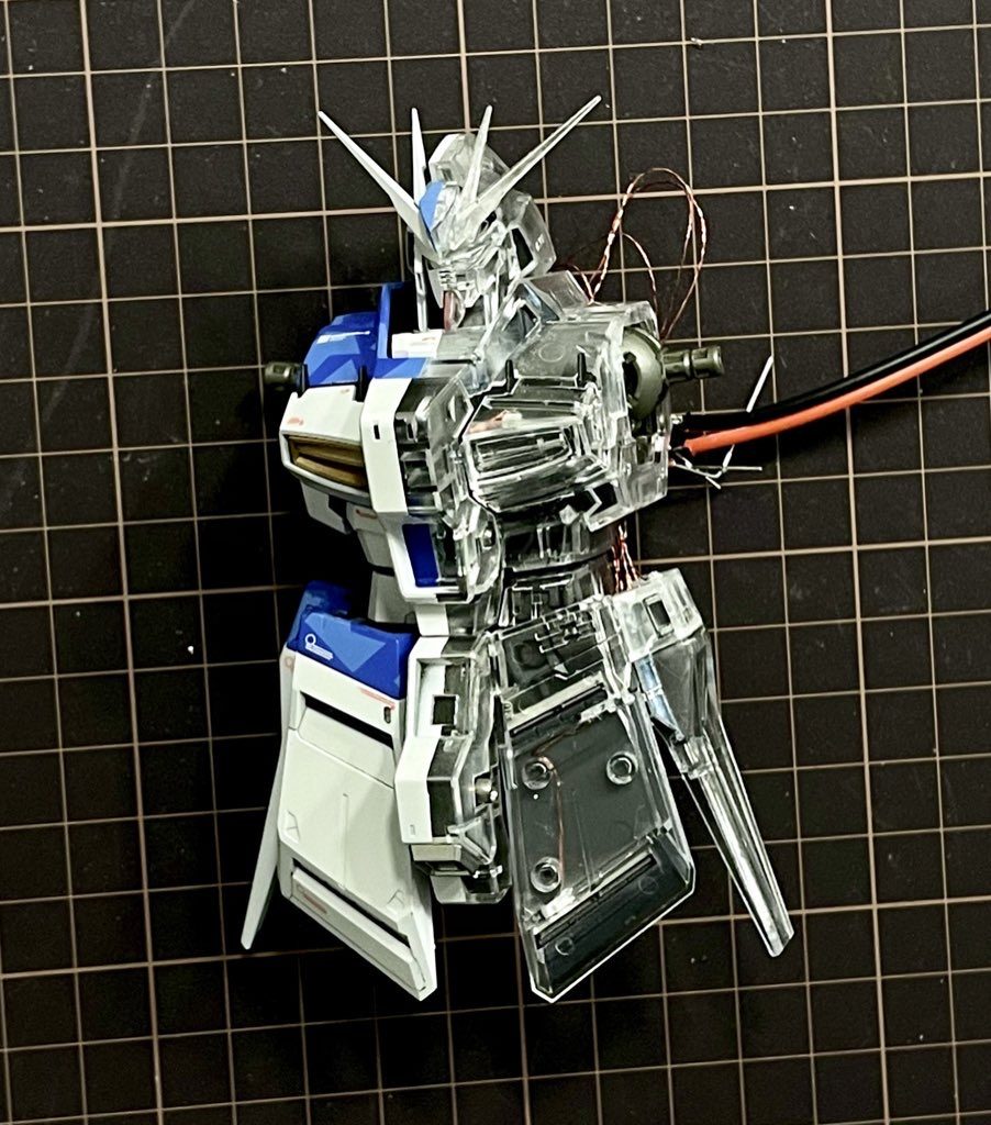 上半身、半塗装中の状態です。ほぼ無改造、一部の丸パーツをメタルに置き換えてアクセントにしています。