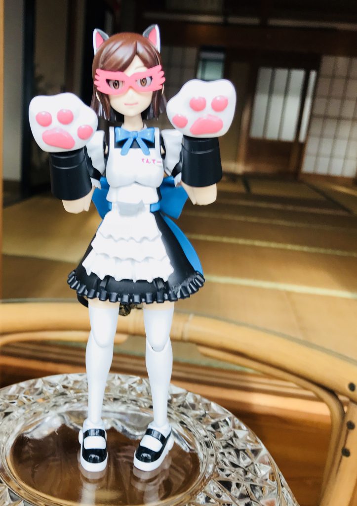 メイド服はニャジロウとやなぎはら先生のサポートをしてくれているデザイナーのミントネコさんのイメージで水色のリボン、メガネはやなぎはら先生の飼い猫(基本キャラはすべて先生のにゃんこたちです。)のハチコ博士の眼鏡、手はニャジロウなイメージです。