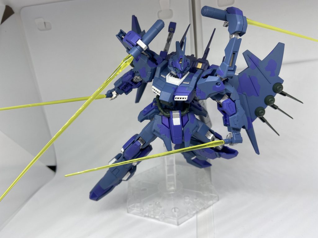 シールドとナックルバスターは手を加えていないので武装はサーベルのみです。とはいえ隠し腕のお陰でそれっぽくなりますね。