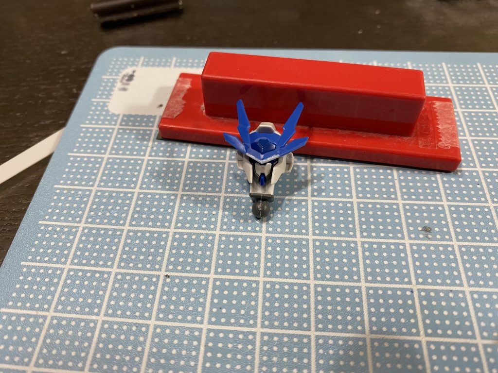 ひさしは0.3mmプラ板を貼って目付きを悪く 頬も0.3mmプラ板を貼ってけずってマスクが奥まったようにしました