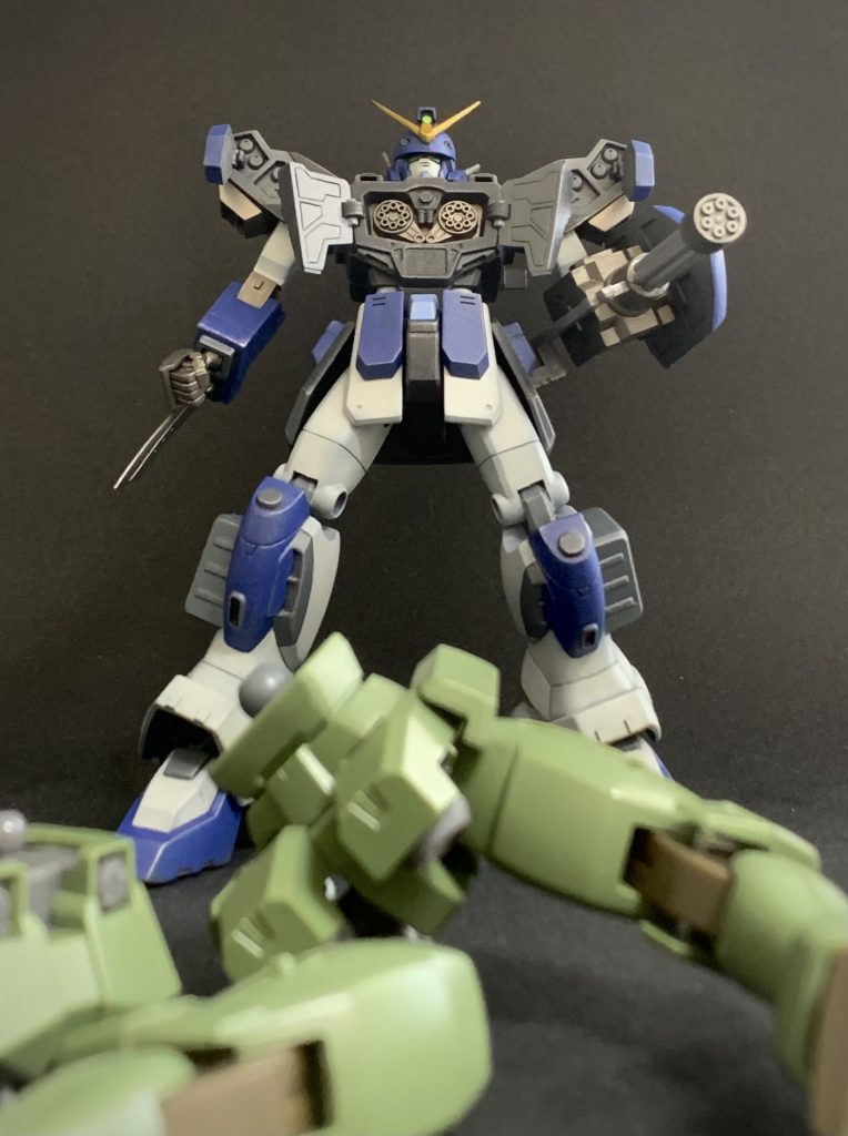 ガンダムヘビーアームズブルー！沈着冷静、クールな二枚目。銃火器の扱いに長けて、的確に敵を殲滅するぞ。