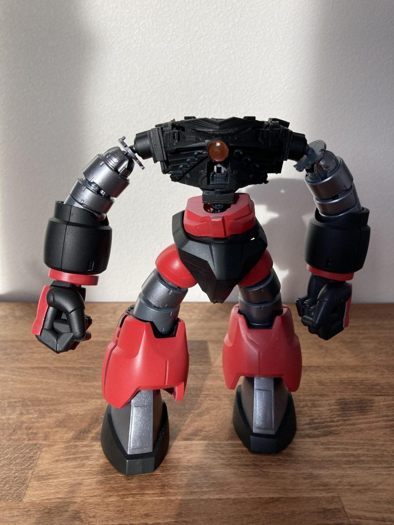 顔の中身もほぼそのままズゴック。モノアイ固定で超簡単製作しています。軸はほとんどズゴックです。