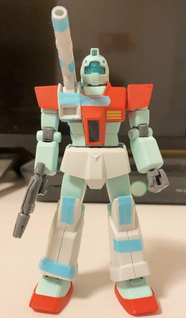 頭は旧キットの後ろのアンテナをごっそり切り取りパテ接続。スネの連結は、接着剤での無理やり連結でした。腰はスカート前面のみ移植。肩はセオリー通りのごっそりカットして移植がうまくいきました。