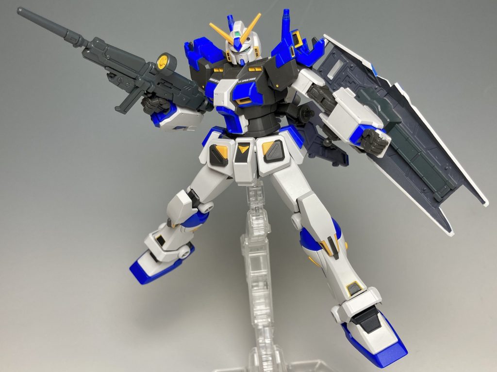 ライフルで！劇中のイメージは空間戦闘なので、飛行ポーズが似合う気がします。シールドは、表も裏も塗り分けが必要です…。