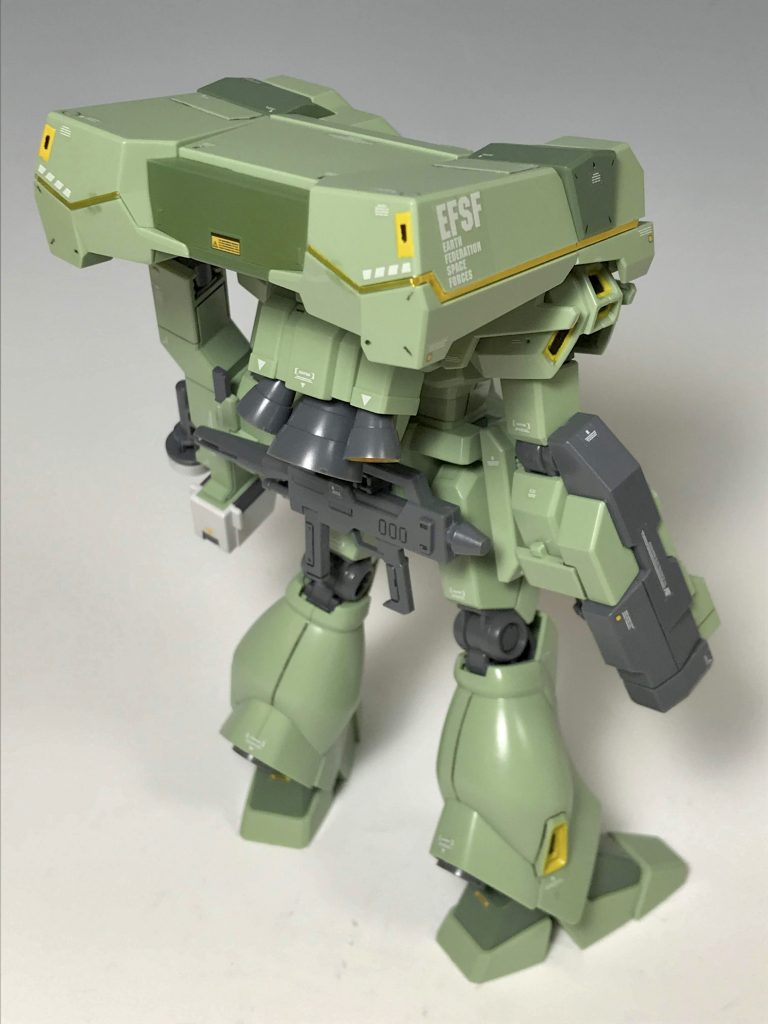 リアビューです。後頭部?の濃いグリーンは、ガンダムマーカージオン軍セットのザクダークグリーンをエアブラシシステムで塗っています。なかなかしっくりきました!