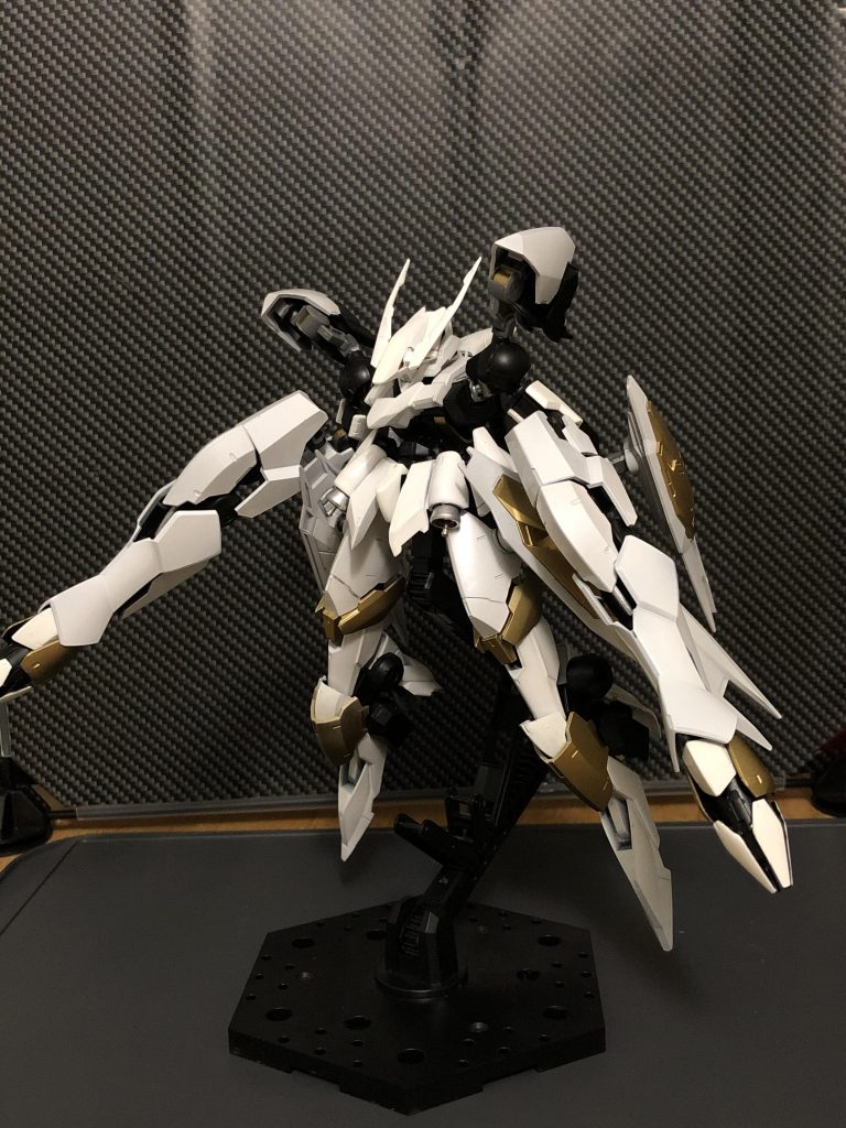 まずは素立ち。
大型のキットにちょうどいいバランスになったんではないでしょうか。