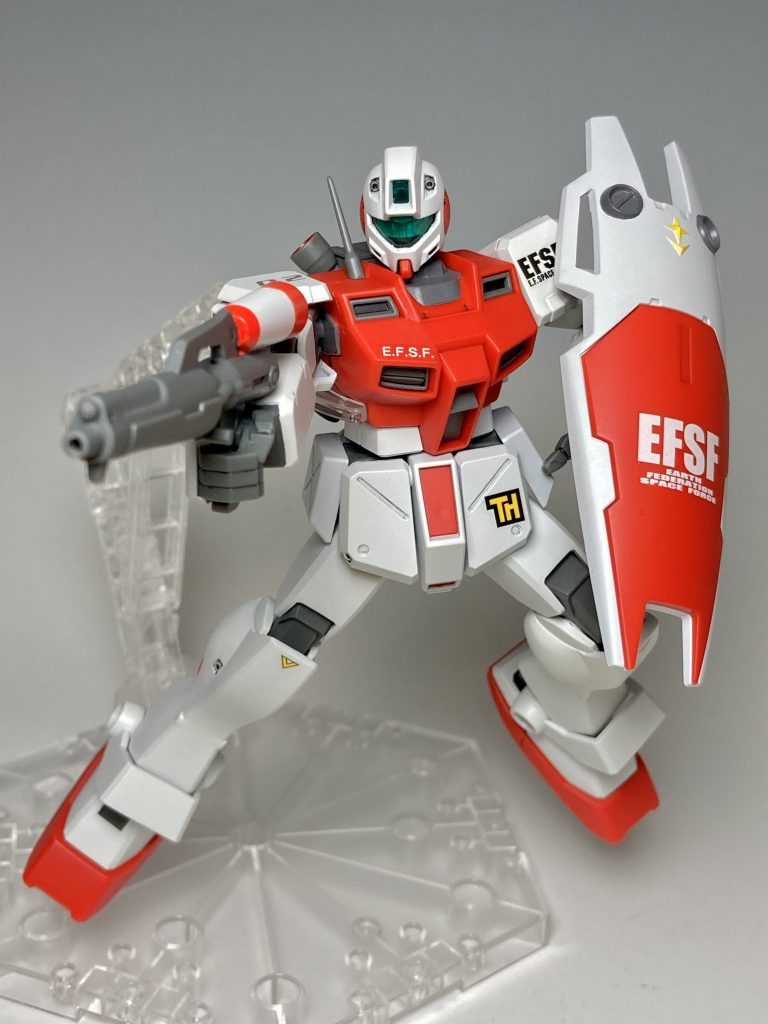 ビーム・ガンを構えて。赤と白の部分はガンマカエアブラシです!