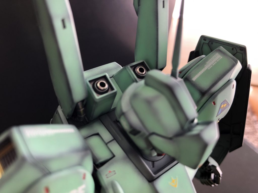 バックパックの噴射口にもメタルパーツを。やはりグラデーション塗装は重厚感が増して良いなぁ。もっと上手く塗装したいです🙋♂️内部フレームはアイアン色で塗装しています。