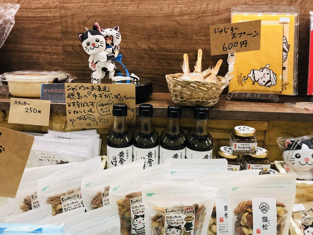 ちなみに秋田駅前なかいちお土産コーナーのニャジロウショップに飾られてたりします😃都内で売り切れ状態のミントネコもあったりします🤭