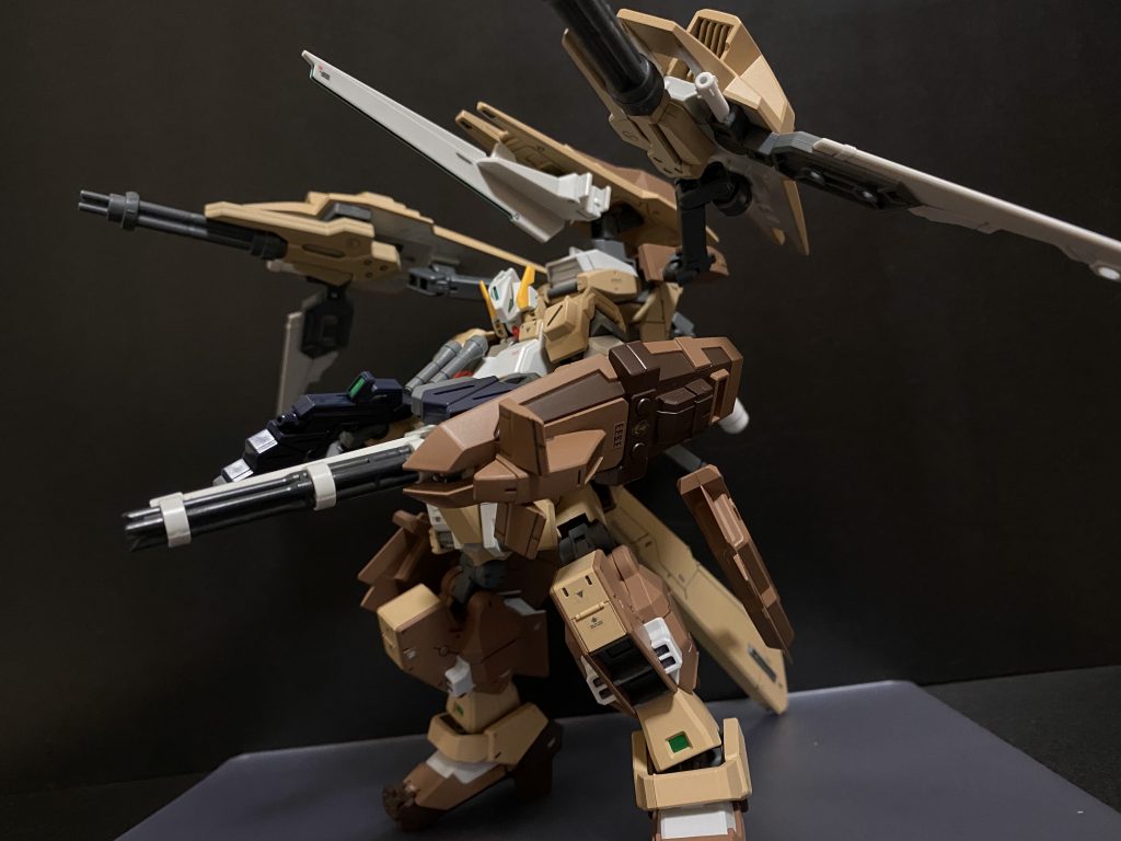 本来この機体は、防御性能重視の機体として組み上げられ、シールドブースターからハリネズミのように対空レーザーを撃ち出すことから、ヘッジホッグという名前だったが、この機体のダイバーが不服を唱え、装備される武装の追加、変更、まるで尻尾のように接続されたブースターの追加を経て、フォックステイルという名の攻撃型の機体として生まれ変わった。