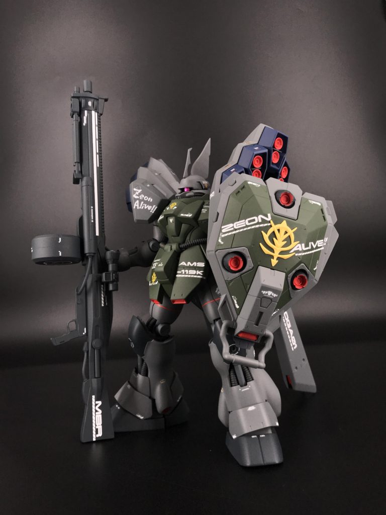 ナイチンゲールのメガビームライフルはドラムマガジンに改造、スコープも追加してグリップの底にネオジム磁石を仕込んでいるので床に磁石を敷けば縦に立たせることが出来ます。