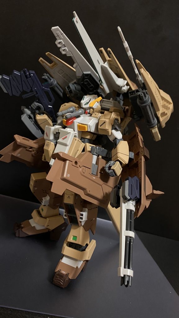 フル装備状態背部にシールドブースターを追加、腰部にもブースターを。