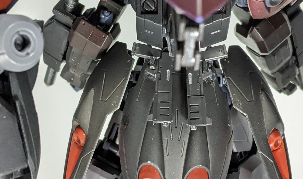 ハンドガンは腰にマウントすることも可能。ハンドガンを後ろから抜いて敵を撃つのとか格好良いので大好きです。