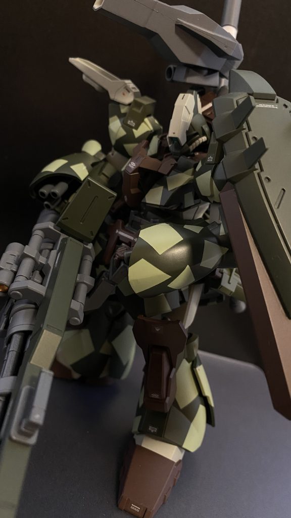 本機とフォックステイル、この二機の基本武装は弾をばら撒くタイプの武器ばかりであることにお気づきでしょうか、ガトリングなどの面制圧により、敵機の回避行動の方向をコントロール。適当に弾をばら撒いているように見えて、敵機は気付くとあるポイントに誘導されている。そこに…。シルヴァバレトベースの機体を待て。