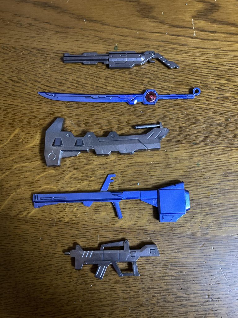 武装。
(上から)ショットガン紅、妖刀「紅月」、破岩槌「鬼破」、区令大砲(クレイバズーカ)、阿須多呂都雷威銃(アスタロトライフル)。
外見はあまり変わりはない。しかし、彼が手にすると性能や威力が変わると言われているが果たして…