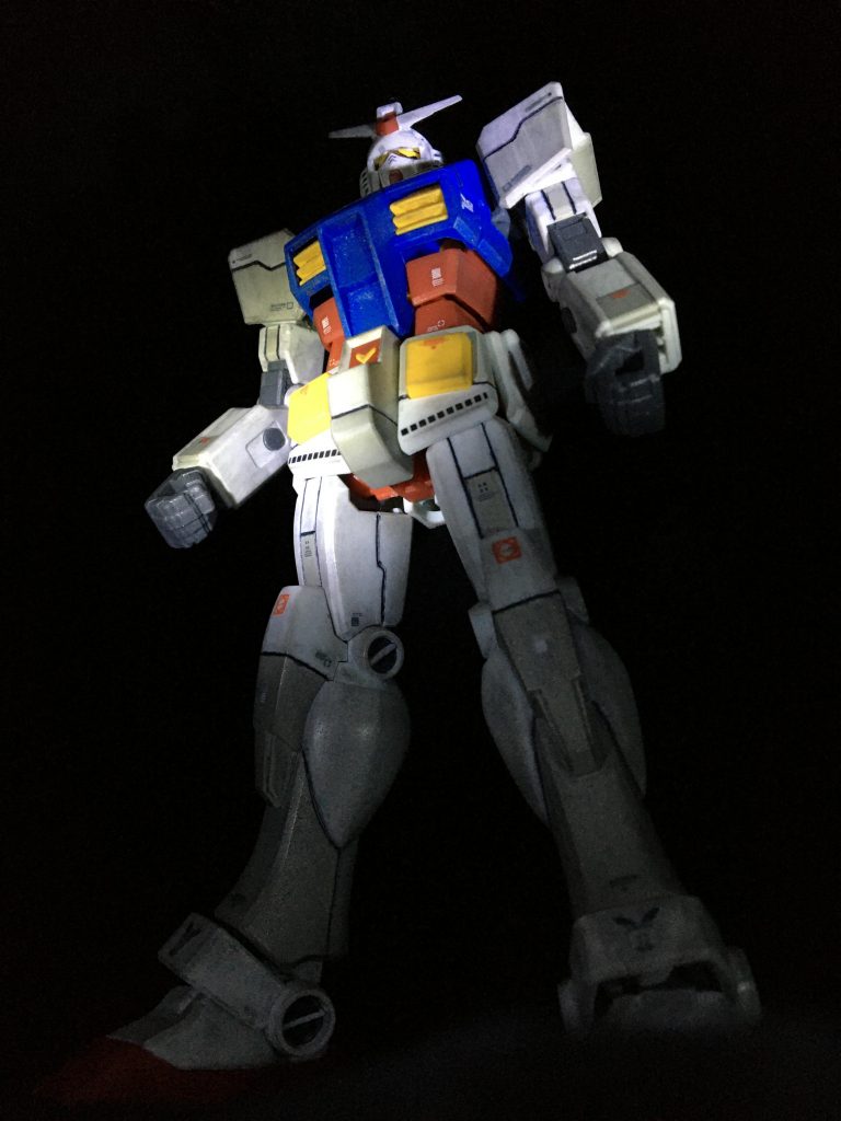 夜、ライトアップされた1/1立像を眺めるかのようなアングル。