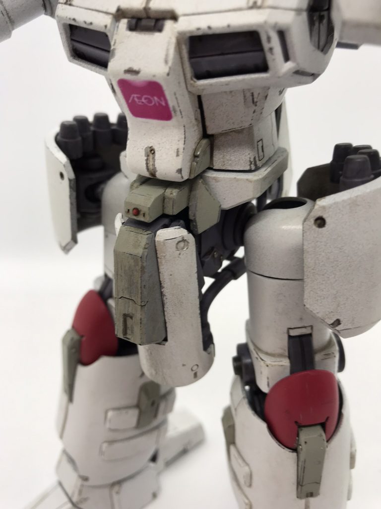 塗装は使い込まれた感じにしたかったので、ケープ剥がしのチッピングをメインに汚してます。
何となくSWっぽい汚しですね。