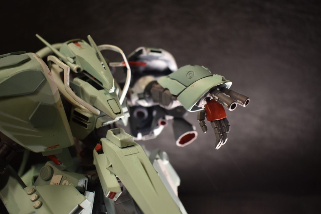 両袖メガ粒子砲は可動式で各砲それぞれが独立し可動、両腕合わせて4門が別方向に射撃可能。