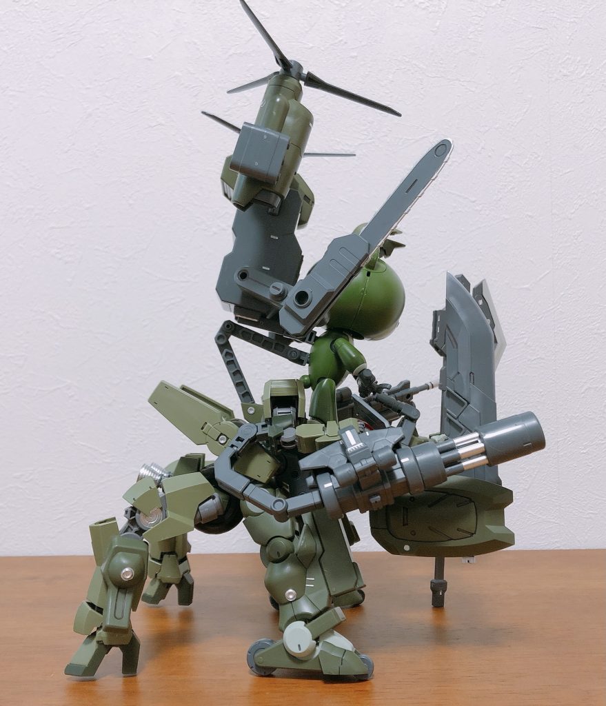ガトリングは保持が不安だったので、二の腕からアームを伸ばして接続しています。