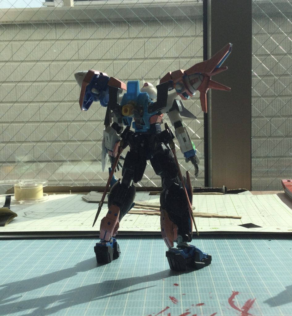 〈背面〉　アーマーなどを接続するための接続パーツを背面やスラスターなどにも使用しています。 