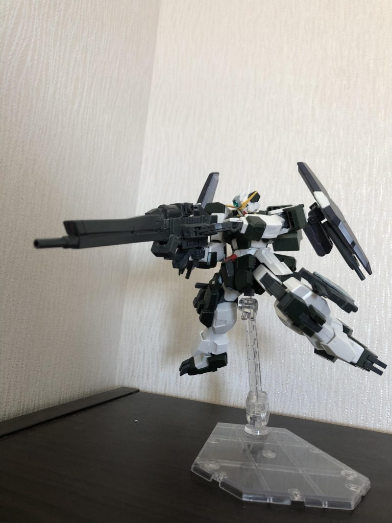 主武装のGNスナイパーライフル
サバーニャ本体に合わせて大型化しており出力も増加しているので狙撃可能射程も5キロまで可能でトランザム時には地上から成層圏まで狙撃可能。(ハロ二機のサポートが必要)