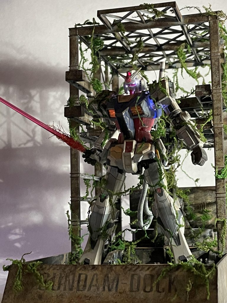 【妄想設定2】ニュータイプの持つ高い感能力には個人差があれど、初歩的なものであれば瞑想や心の統御を学ぶことで誰でも身につけることが判明している。それでも未来が見えるような超能力に匹敵するほどの力を持つ者はほぼおらず、もはや神話の時代のニュータイプであるアムロ・レイのような者は皆無だった。そこで人類は機械的に感能力を高める技術を構築し、ニュータイプ能力が開花しない者でも短距離におけるテレパシーなどは一般的なものとなっていた。 