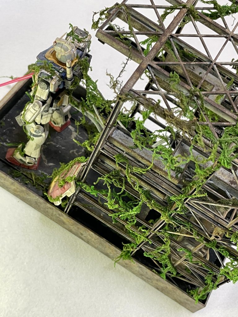 また、2020年から1000年後なので謎の植物を絡み付けて年月の経過を表現しています。実際に1000年経過したらガンダムもドックも崩壊して跡形も無いとは思うのですが、そこは1000年後もガンダムという文化が残っていて欲しいという願いを込めています。 