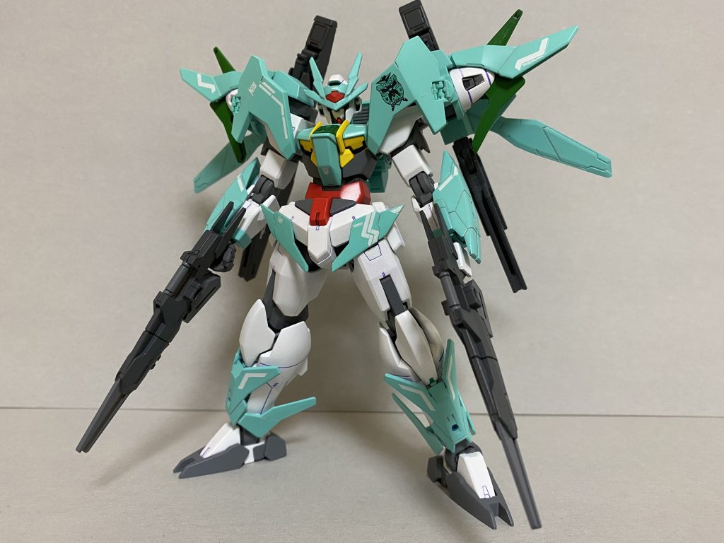 デカールはダブルオー系のデカールを左右非対称に貼りました。1部対称だけどね笑基本的にグリーンのパーツだけに貼りました肩のビルドダイバーズエンブレムは、単品のコアガンダムIIの余りです