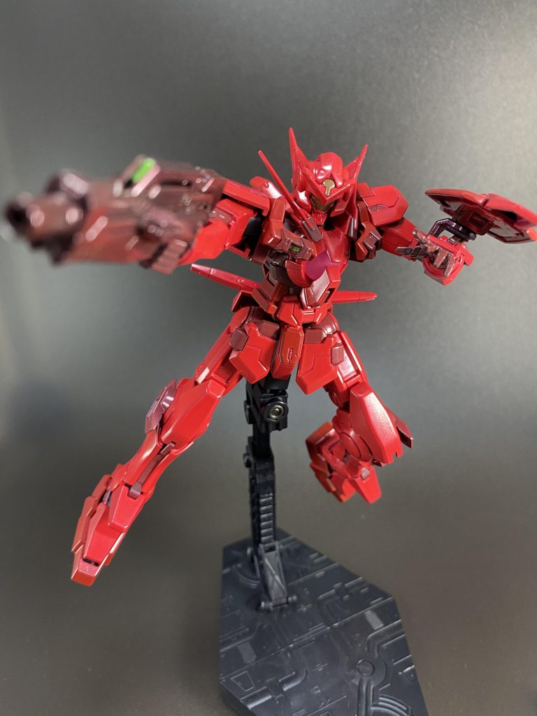 HGトランザムエクシアの赤い部分や武器カラーを参考に、本体カラーに蛍光塗料を混ぜながら調整し、ルビーレッドパールで仕上げました。