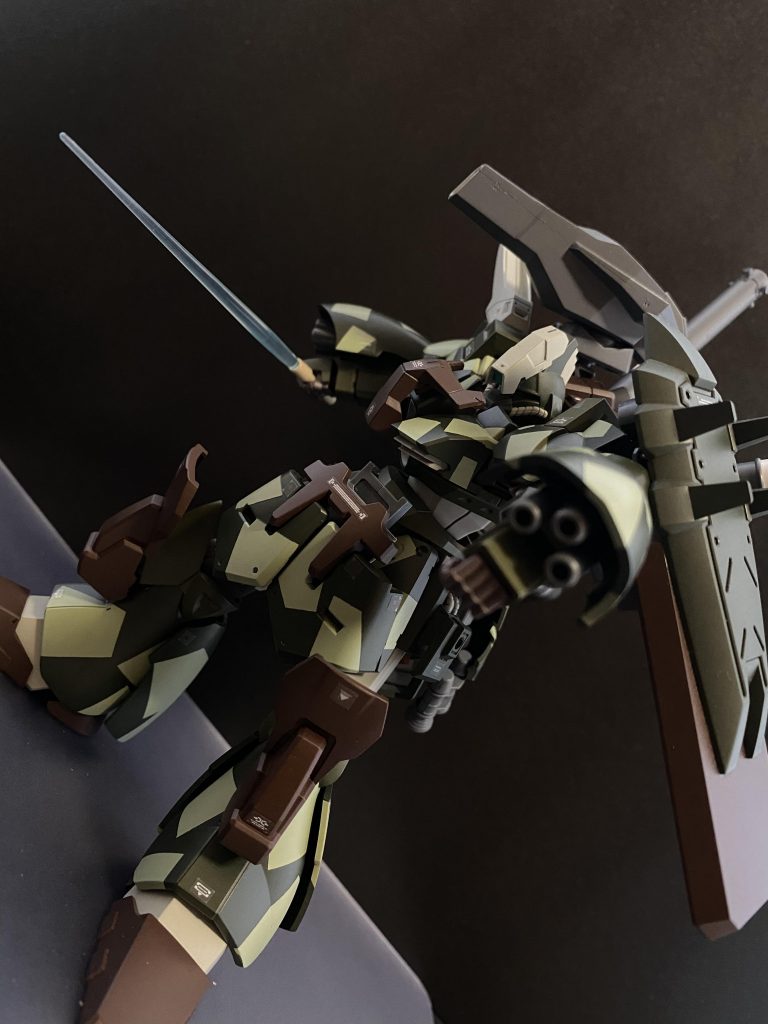 両腕には装甲内に、三連ビームショットガンが内蔵されている。射程こそ短いが、収束率を変えることができ、弾を散らしたり、スラッグ弾のように発射することができる。サーベルはガルバルディと同じく、両肩内に装備されているが、近接格闘を好まないダイバーのようで、敵機に接近された際には、ショットガンで牽制し距離を取るスタイル。