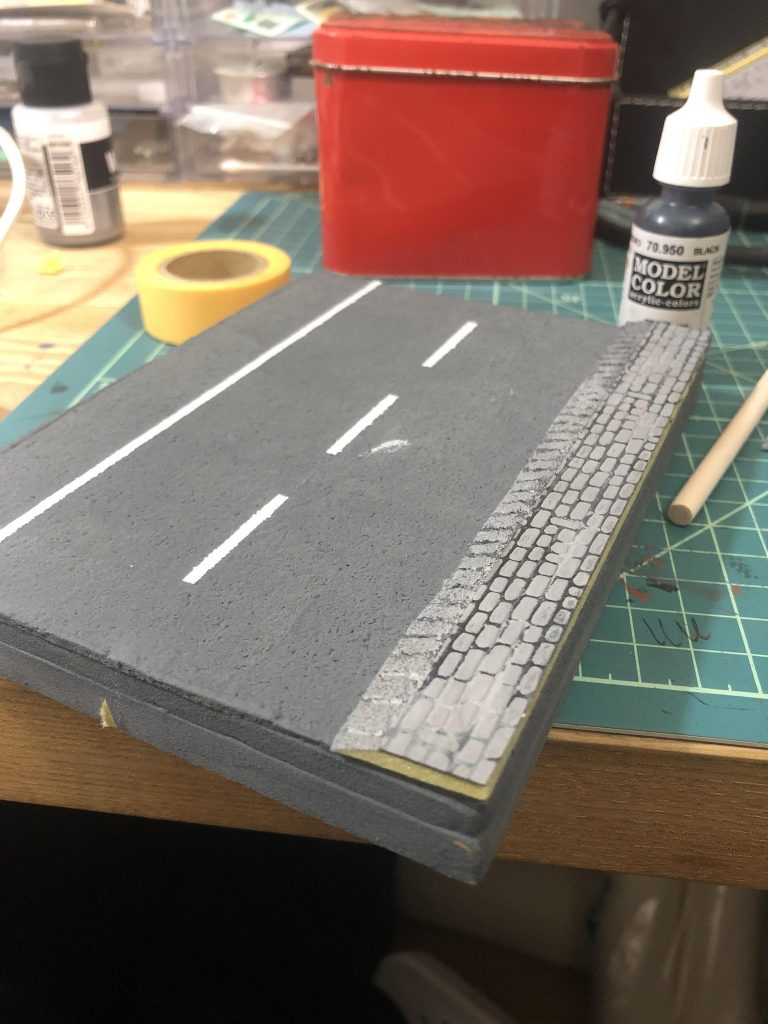 台座はフォトフレームにスチレンボードとコルクシートを貼り、情景テクスチャペイントで塗っています