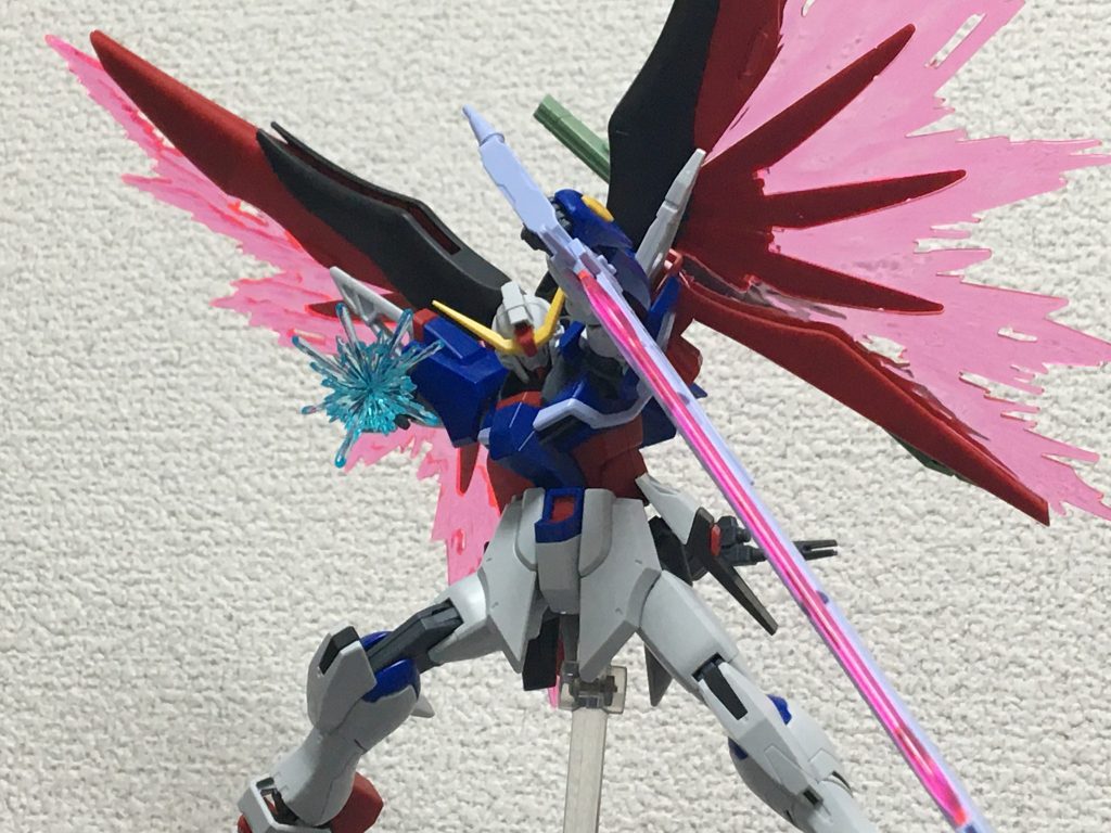 あとデスティニーと言ったら光の翼&アロンダイト。かっこいい(語彙力)。腕の可動によって劇中のシーンの再現もやりやすくって動かしていて楽しいです。ガシガシ動かしたい人にはおすすめ。ただアロンダイトの持ち手は割とガタガタで、写真みたいな逆手持ちだとまず安定しませんので、少し削ったりして安定感をあげた方がいいかもしれません。