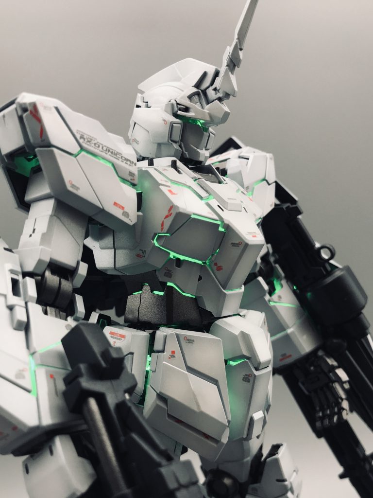 脇腹のヒケガァ〜分解して直すか、デカールで誤魔化すか、、、