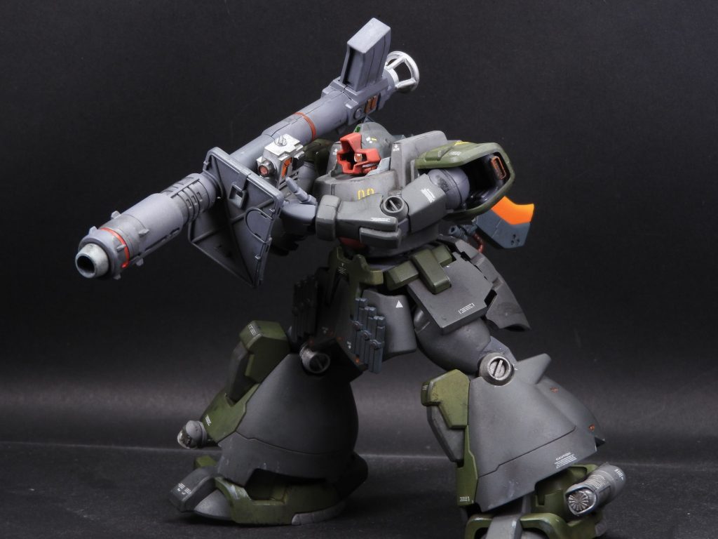 主兵装のラケーテンバズはキットの物ではなく、システムウェポンのものを使用しました。またモノアイもHアイズ化と可動化の工作をしています。