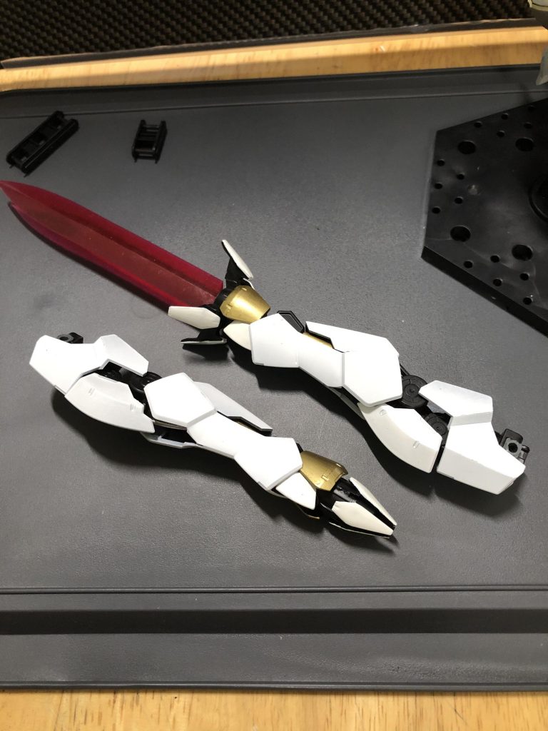 こちら今回のキモ。
ライフル、サーベル、シールドになります。
別の機体から丸まりぱく。。。いただいてきたんですが、なんだかわかりますか?