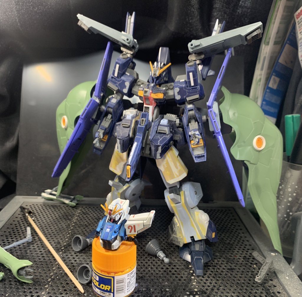 初期案はあまりゴテゴテさせてませんでしたが設定が出来た途端に盛りに盛っていきました。