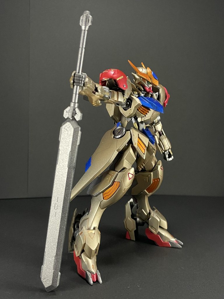 装甲やガンダムフレーム、ソードメイスにはガイアノーツのブライト〜系のメタリックカラーを混ぜて塗装しています。鋳造したみたいに少し凸凹した感じに仕上がりました。