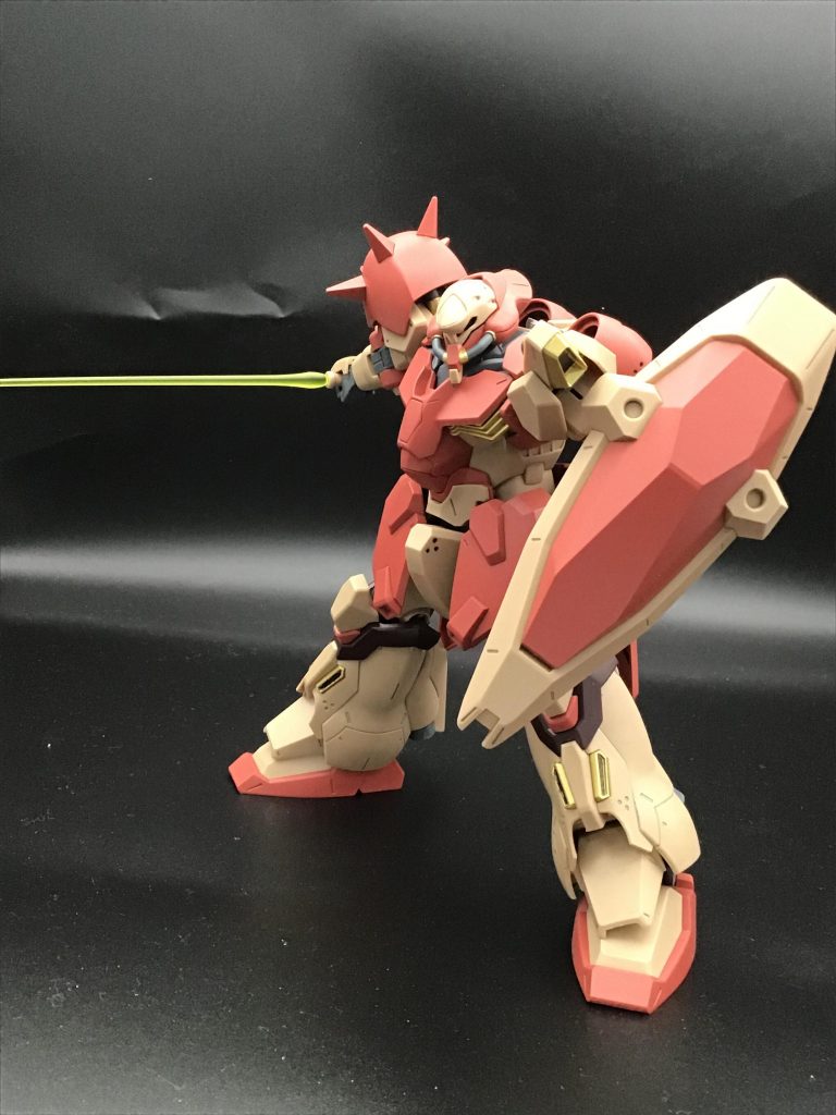 サーベルを構えて。各部がかなり干渉しそうなフォルムをしてますが、思った以上に可動は優秀です。