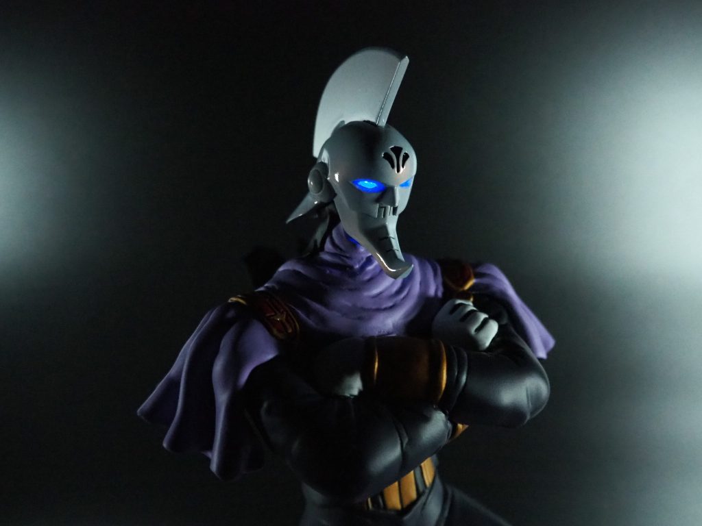 目は電飾により光りますちなみに鉄仮面という名前だけど、仮面はプラチナ製だとか