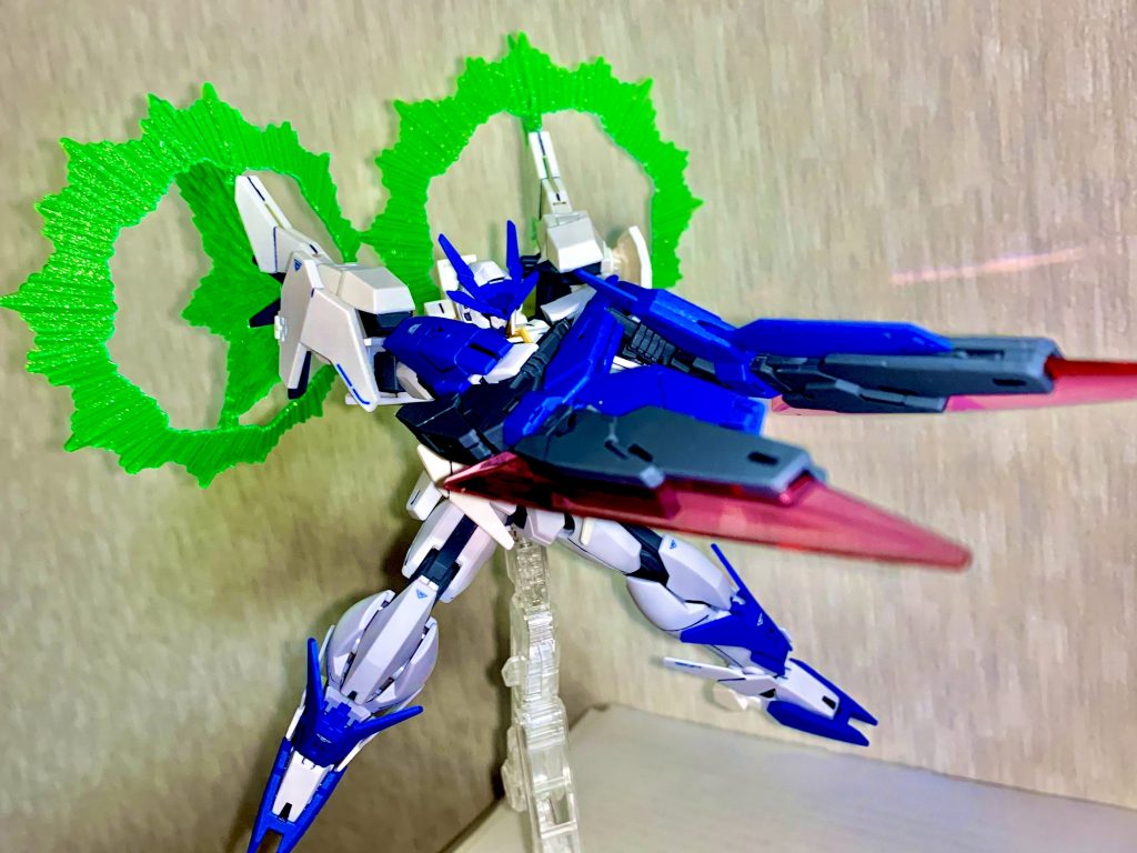 こういう使い方をするかはわかりませんが、ライフルモードのまま逆さ持ちしてビーム刃出せばトンファーっぽくもなります