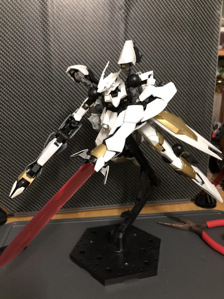 鉄血のオルフェンズ出身の機体ですが、普通にビームライフル、ビームサーベル使います。