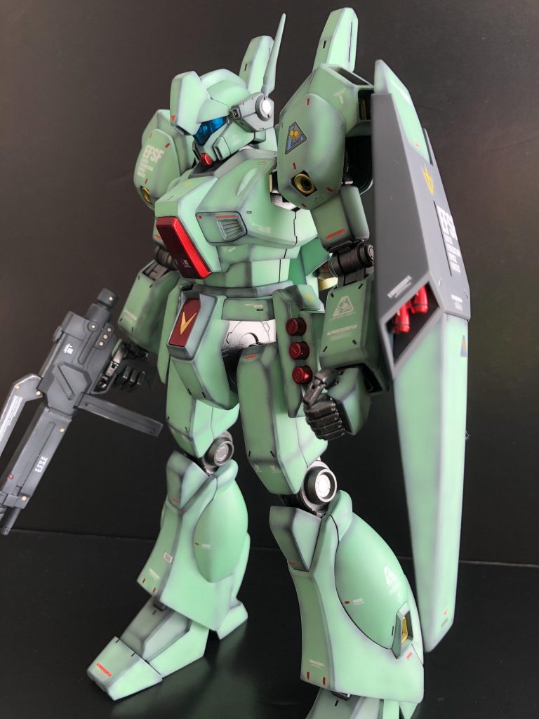 MGとしてはビックリするくらい組み立てやすいキットです。量産機としてはもう一体作りたいくらいです。汚しは今回はやらず、黒立ち上げのグラデーション塗装でどこまで表現出来るかを挑戦しました。楽しいキットでした。是非皆様にもオススメします🤗長々と失礼しました。最後まで読んで頂きありがとうございました🙇♂️