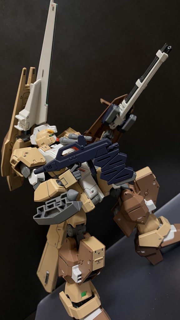 ビームライフルヘイズル系MSで運用されている物と同等。Eパックを追加し、弾数は二倍となっている。アタックバックラー右腕に装着されている。近接格闘を好むダイバーが本機に後付けで追加した装備。近接格闘時にはこれで敵機を「ぶん」殴る。展開して小型のシールドとしても使用可能。