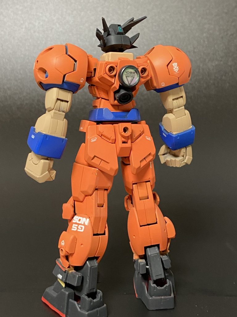 前後から。
AGE1タイタスの発展強化型。パワーに加えてスピードも兼ね備えた格闘戦主体の機体。
型式番号はSON-59