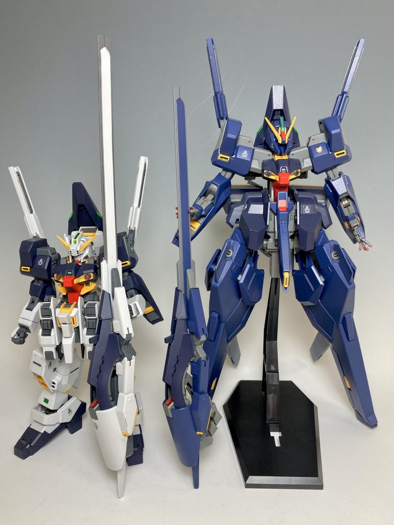 TR-6[ハイゼンスレイII]と並べて！設定では同じパーツも、キットでは微妙に違っていますね。HGでAOZシリーズがどんどん出るのは嬉しいです！たとえプレバンでも(汗)