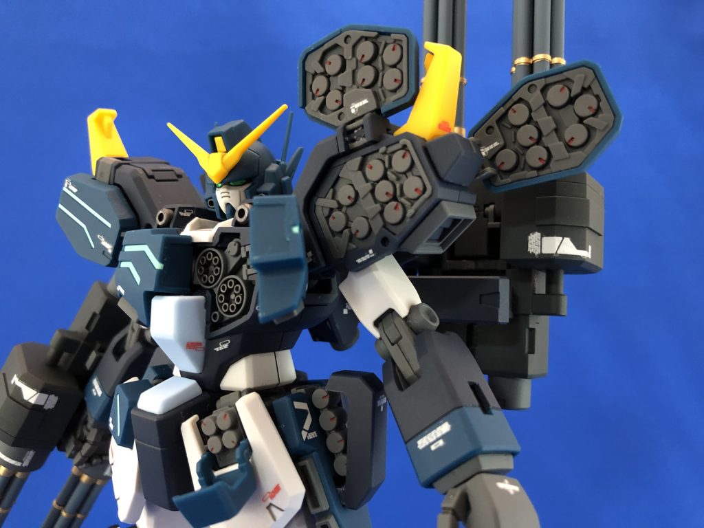 色の違いが地味すぎて誤差ですがミサイル弾頭は色分けしてあります。ついでに赤で差し色を入れましたがこれは結構見栄えがいい気がします！