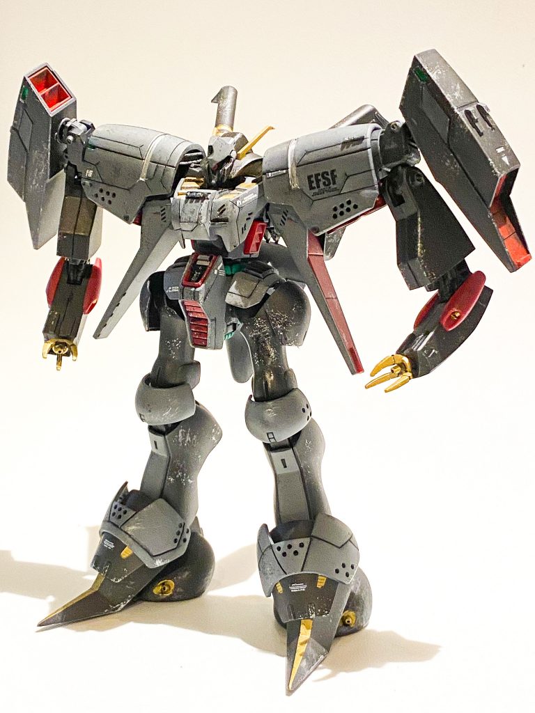 脚部のバーニアもパイプ。後ろはディテールアップパーツ貼り付け。