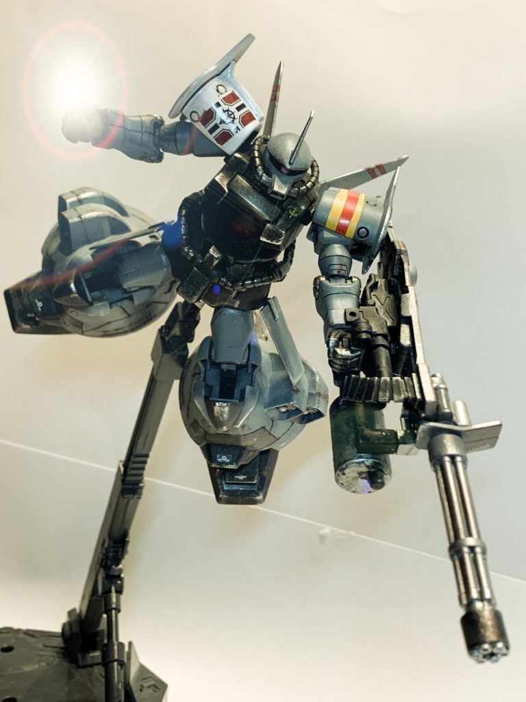 肩アーマーを白にしてみました。多分、赤系の方が似合うのですが、ジオンのエンブレムを使いたかったので、この配色です。