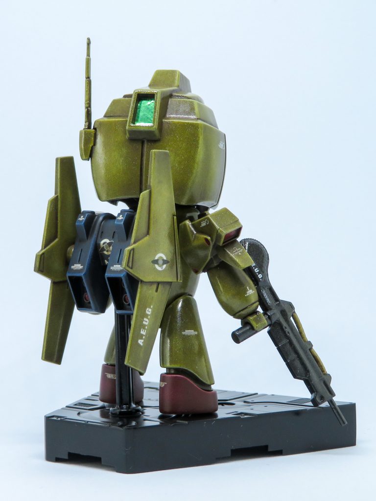 後頭部のアンテナはタミヤ1/35小火器セットバックパックとバインダーは1/220