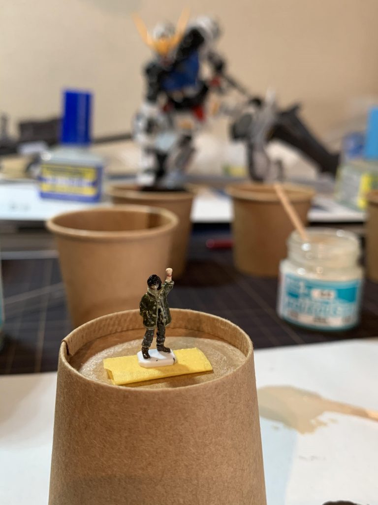 パイロットまで付いていたので驚きました。この小ささなのに細かく造形されており、涙目で塗り分けました。三日月に見えるかな。